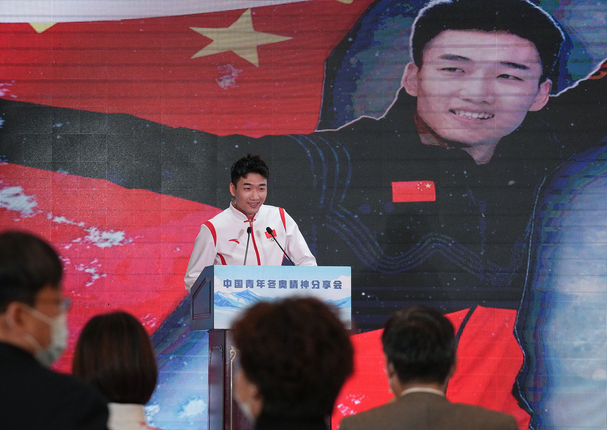 4月13日下午,北京,“中国青年冬奥精神分享会”上,主持人介绍闫卓等参会的2022年北京冬奥、冬残奥冠军。当日,3位北京冬奥会冠军武大靖、高亭宇、韩聪和3位北京冬残奥会冠军杨洪琼、闫卓、陈建新出席“中国青年冬奥精神分享会”,讲述自己的体育人生。中青报·中青网记者 李峥苨/摄 4月13日下午,北京,“中国青年冬奥精神分享会”上,主持人介绍闫卓等参会的2022年北京冬奥、冬残奥冠军。当日,3位北京冬奥会冠军武大靖、高亭宇、韩聪和3位北京冬残奥会冠军杨洪琼、闫卓、陈建新出席“中国青年冬奥精神分享会”,讲述自己的体育人生。中青报·中青网记者 李峥苨/摄