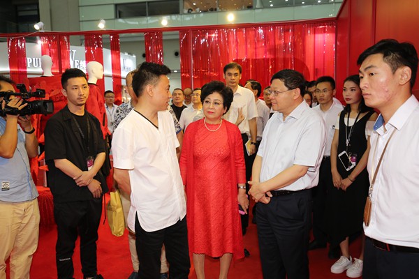王伟中:推动传统行业转型升级 进一步擦亮深圳“设计之都”品牌