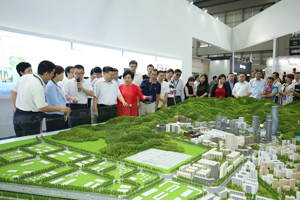 王伟中:推动传统行业转型升级 进一步擦亮深圳“设计之都”品牌